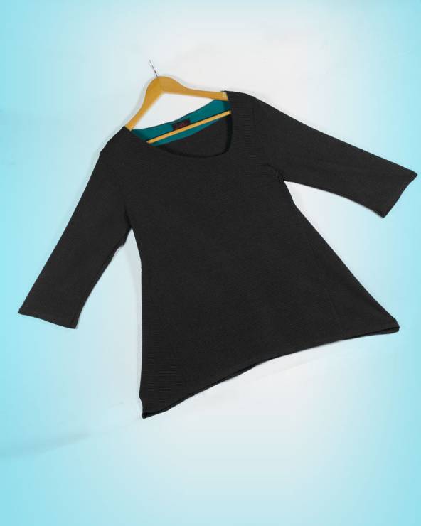 Blusa negra de manga francesa y cuello asimétrico. Tallas hast la XXL y XXXL