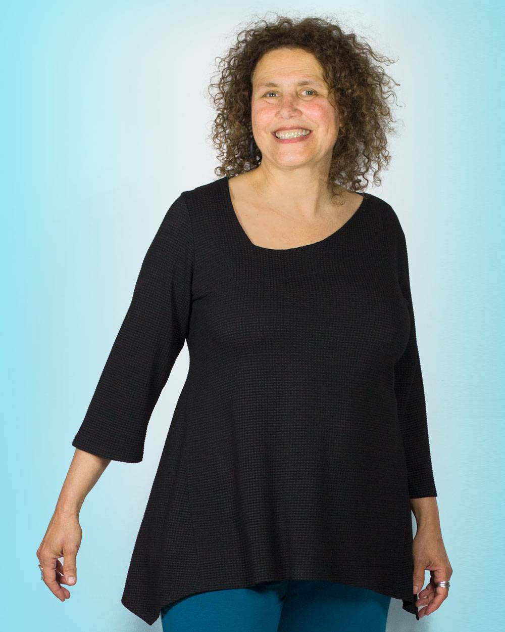 Blusa negra de cuello asimétrico. Tallas grandes.