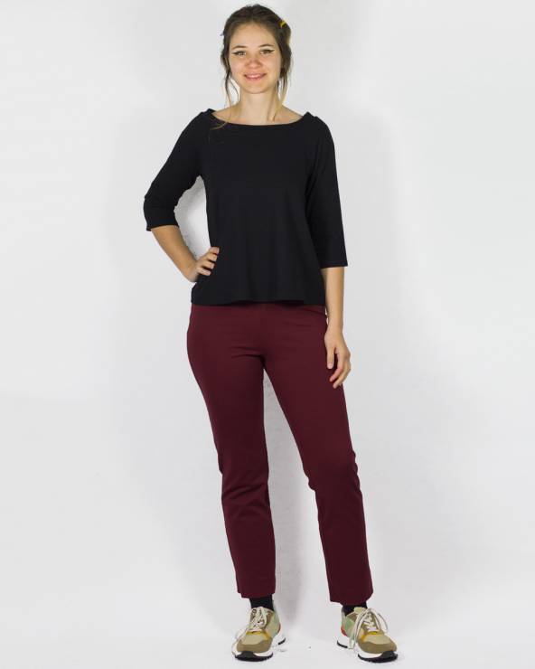 Blusa negra en tejido de crepe para la primavera.