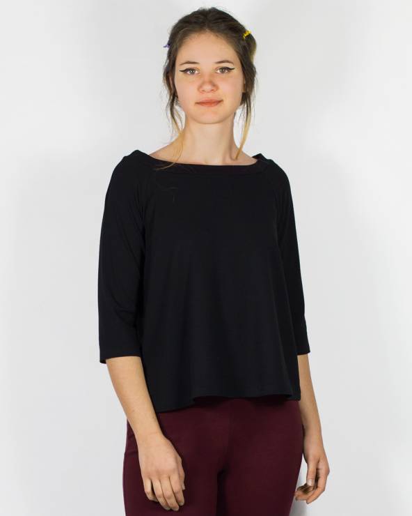 Blusa negra de crepe con el cuello amplio.