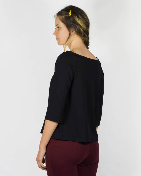 Blusa negra de cuello redondo y amplio.
