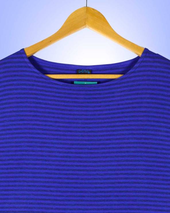 Camiseta de verano de manga francesa y rayas finas.