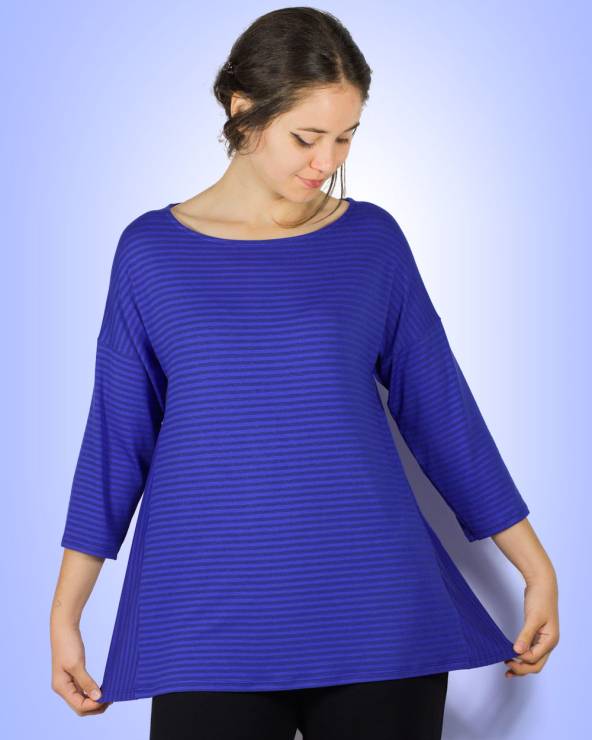 Camiseta azul de manga 3/4 y cuello redondo con rayas finitas.