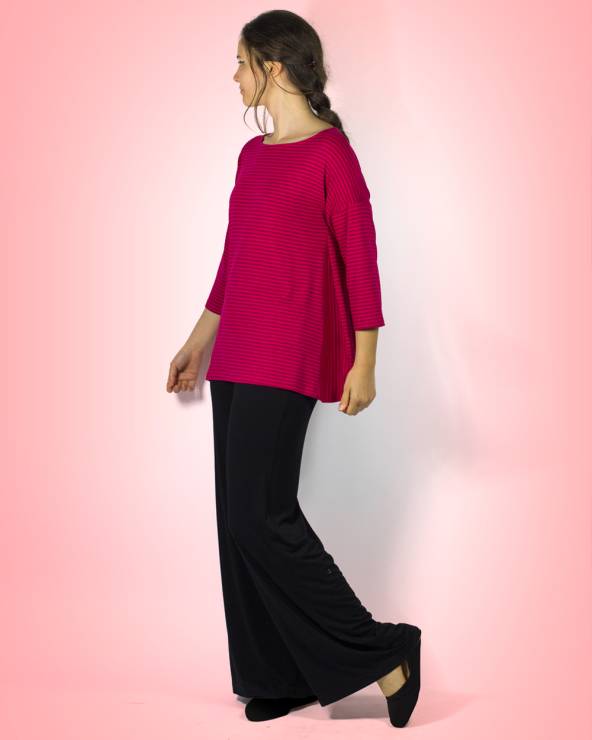 Camiseta rosa de rayas finas con el cuello redondo y manga 3/4