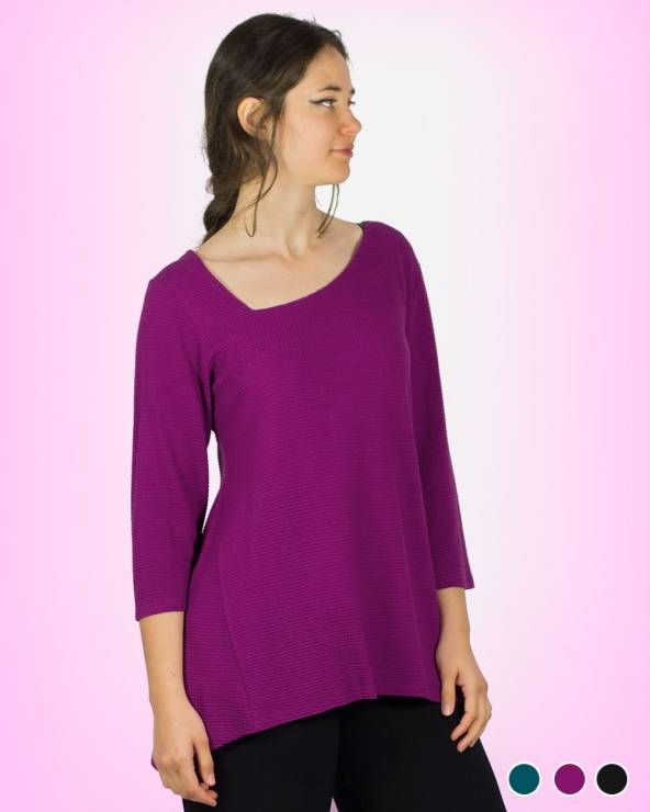 Blusa fucsia de escote asimétrico.