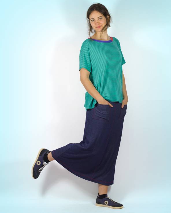 Look camiseta de manga corta de rayas con falda ancha con bolsillos de punto estilo tejano.