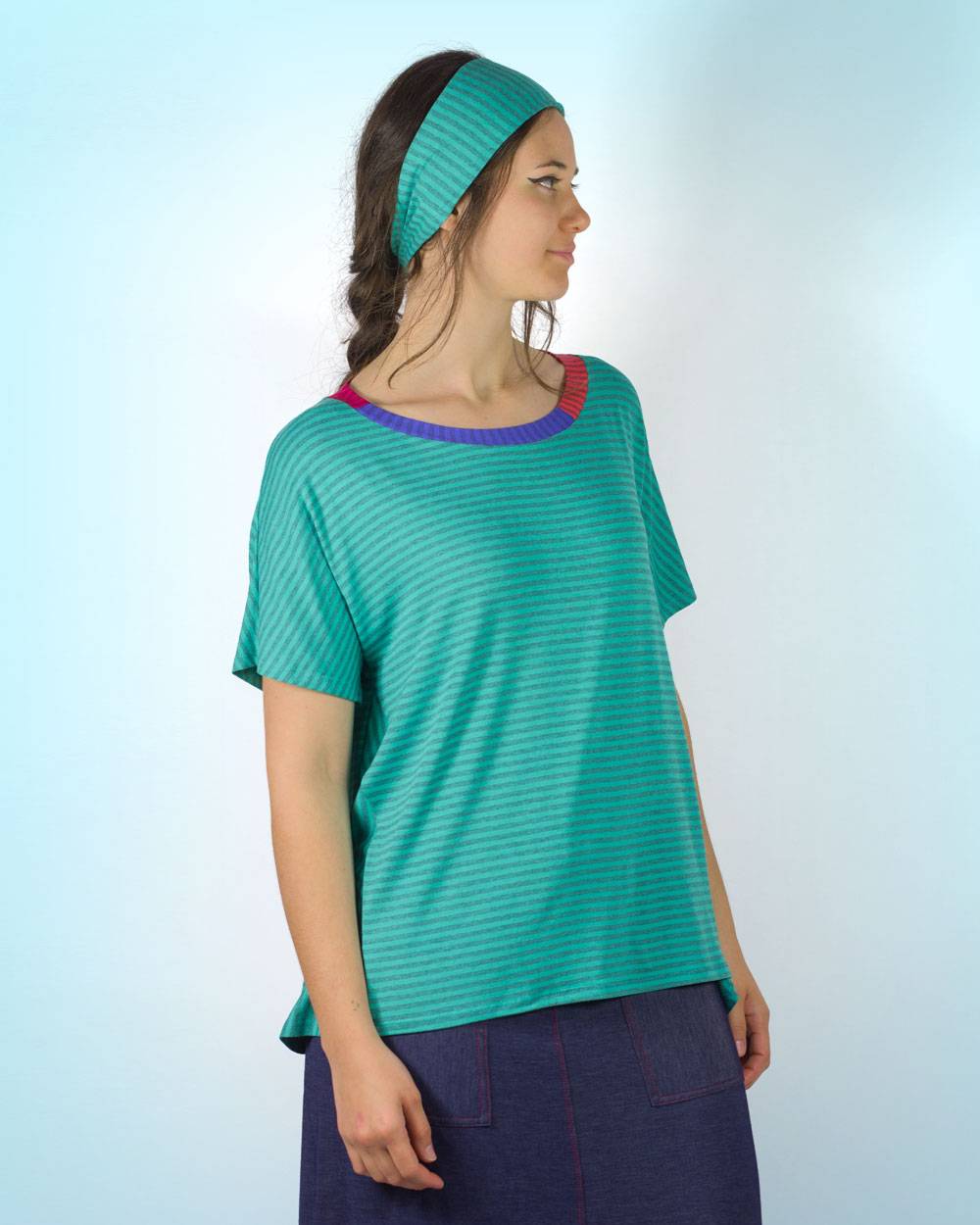 Look de top de punt de ratlles amb diadema.