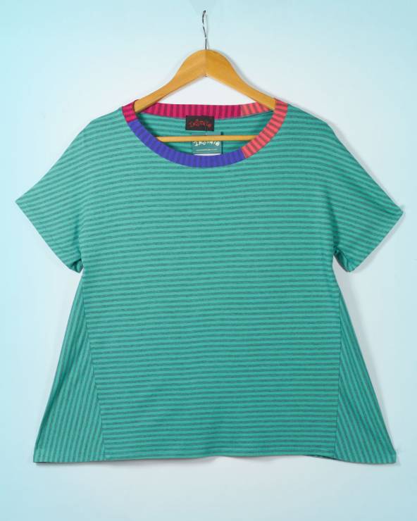 Vista plana de camiseta de manga corta rayas de colores.
