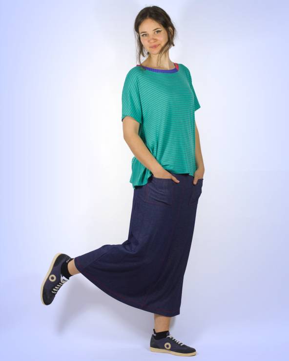 Conjunto de top de colores y falda larga de punto efecto tejano con bolsillos.