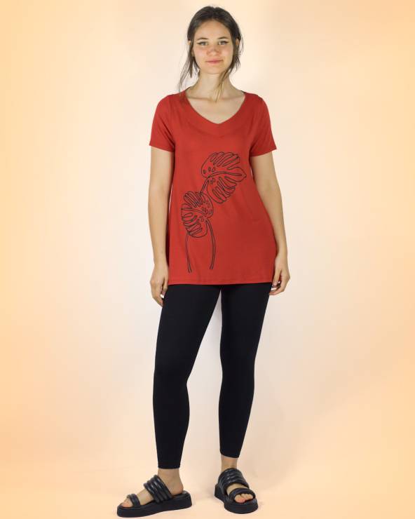 Conjunto de blusa manga corta estampada con legging largo.