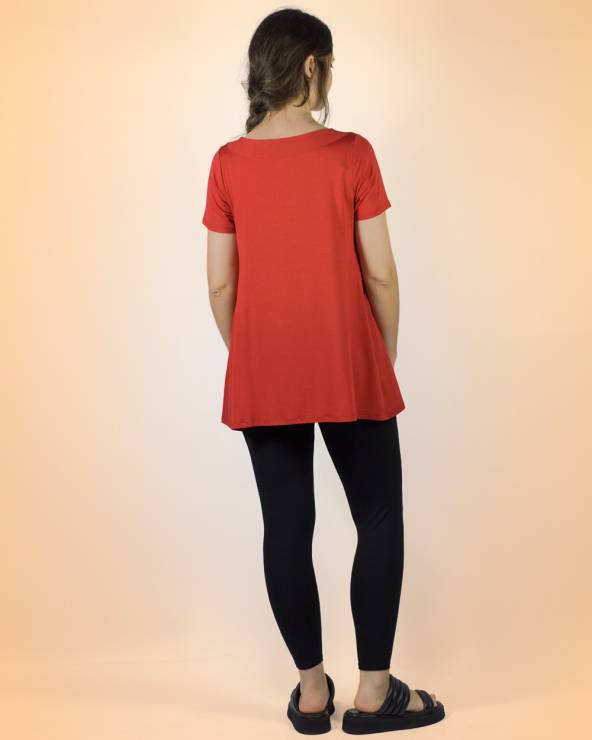 Conjunto de blusa manga corta estampada con legging largo.