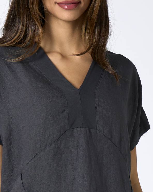 Vestido gris con escote en pico