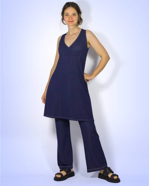 Conjunt de pantalons acampanats amb vestit curt de tirants de punt llàstic efecte texà.