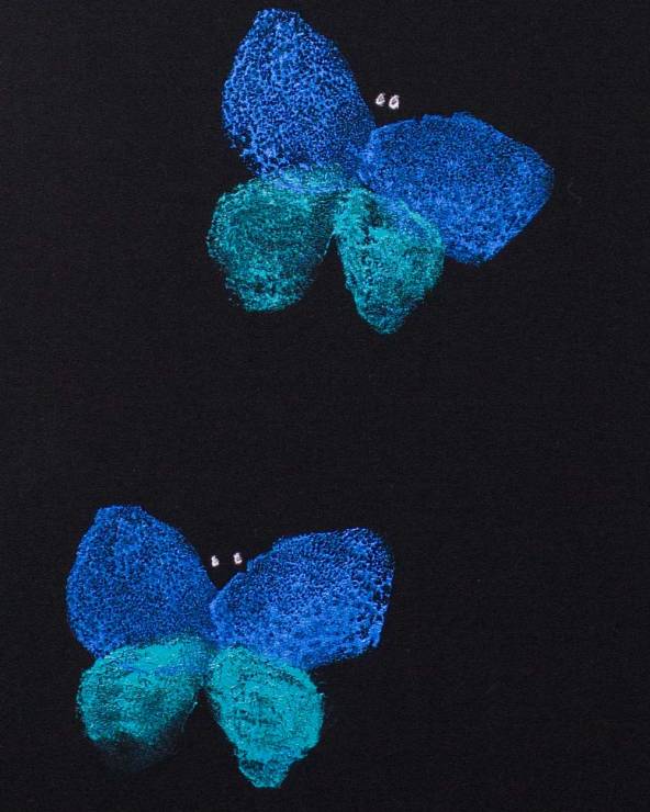 Estampado de mariposas en un vestido veraniego.