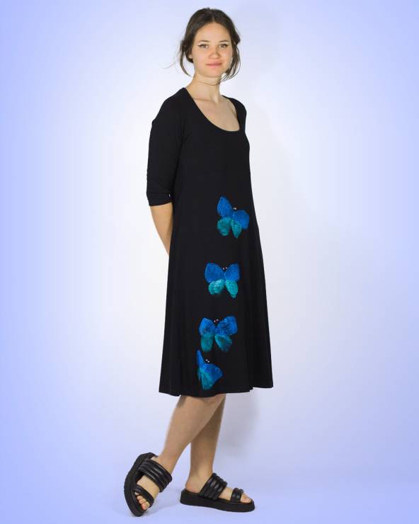 Vestit negre de punt amb mànigues 3/4 i papallones pintades.