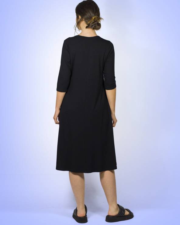Vestido negro midi de punto con mangas y estampado.