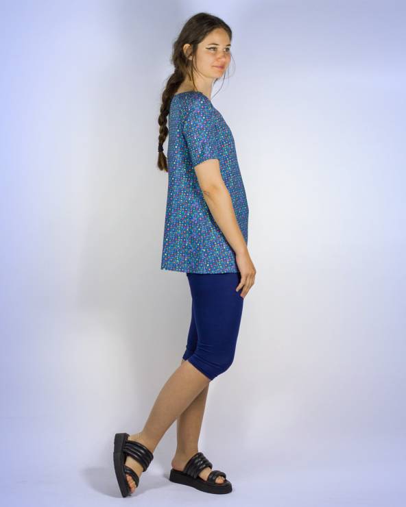Conjunto de pirata y blusa de manga corta estampada.