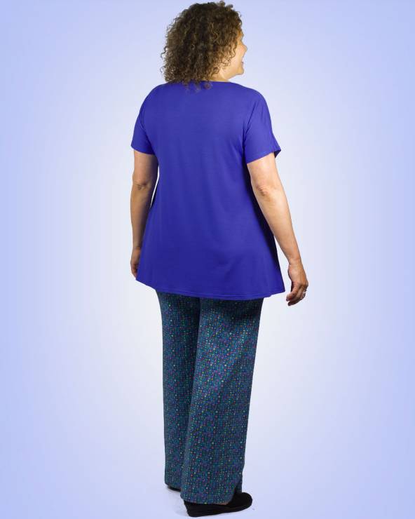 Conjunt de samarreta i pantalons de punt ample i estampat.