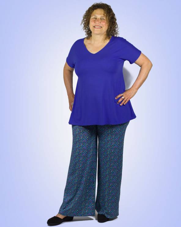 Conjunto de camiseta y pantalón de punto ancho y estampado.