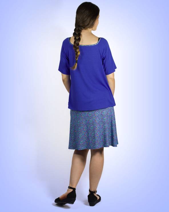 Conjunt de top de color amb mini falda de punt estampada en colors.
