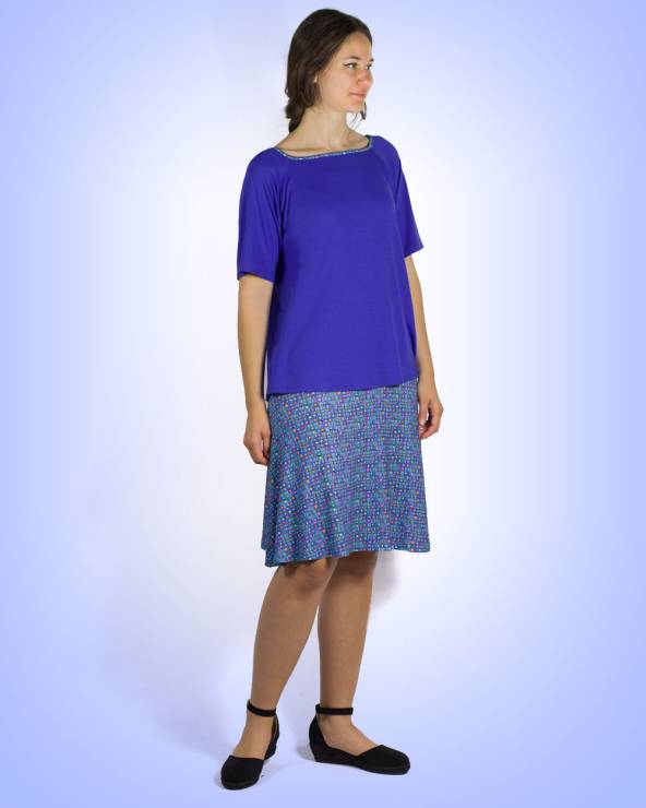 Conjunt de top de color amb mini falda de punt estampada en colors.