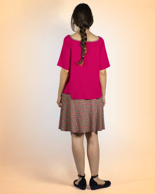 Conjunto de top de color con mini falda de punto estampada en colores.