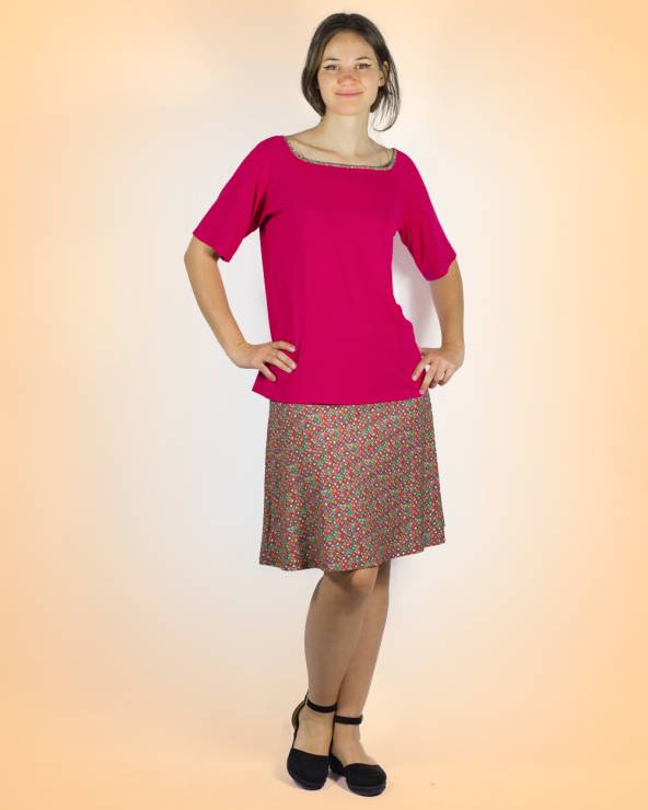 Conjunto de top de color con mini falda de punto estampada en colores.