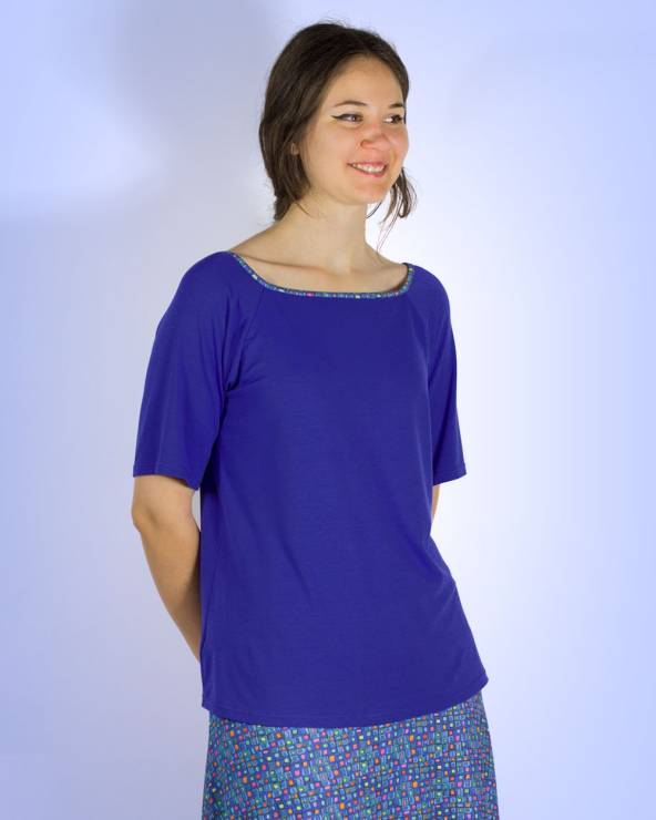 Camiseta de punto con manga corta en colores vivos.