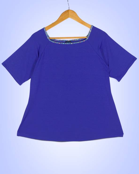 Camiseta de punto con manga corta en colores vivos.
