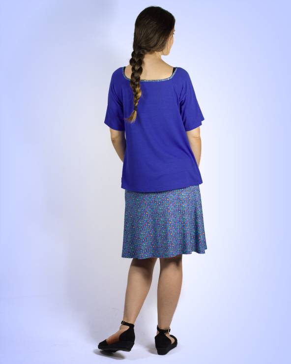 Conjunto de falda estampada con camiseta de punto con manga corta en colores vivos.