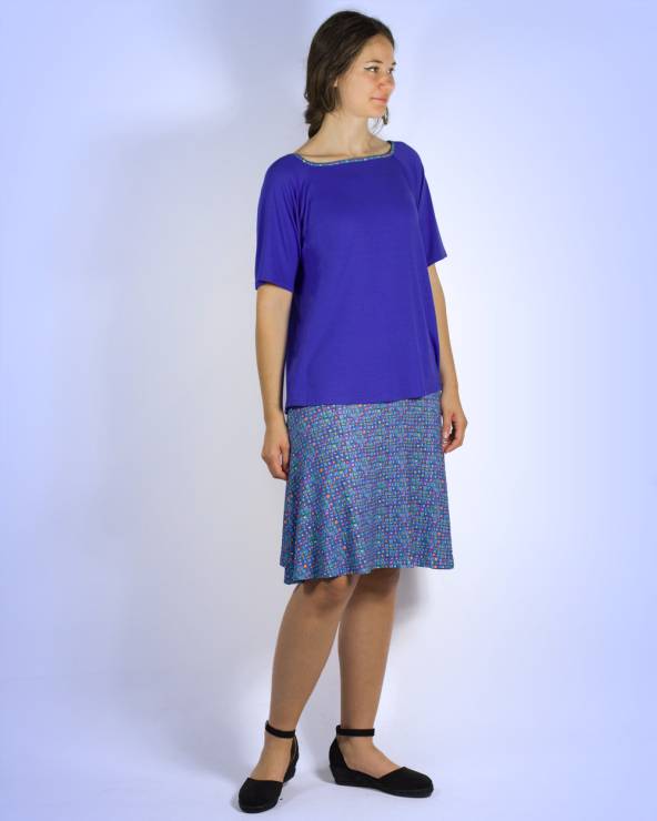 Conjunto de falda estampada con camiseta de punto con manga corta en colores vivos.