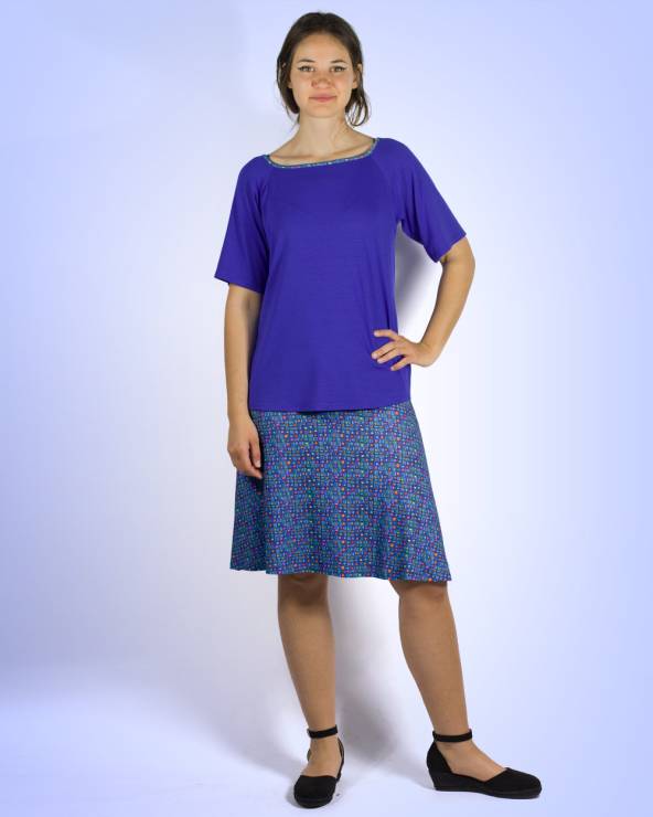 Conjunto de falda estampada con camiseta de punto con manga corta en colores vivos.