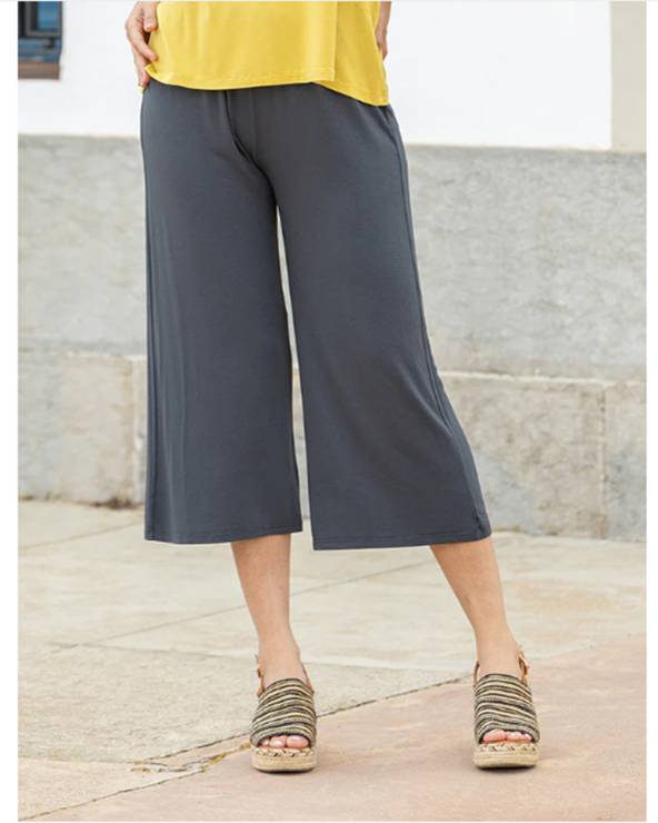 Pantalón pirata ancho gris