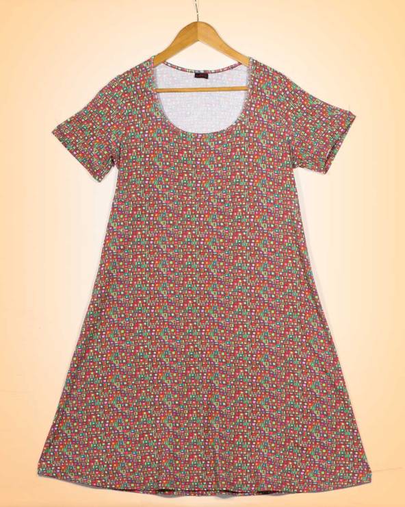 Vestit de màniga curta estampat en teixit de punt.