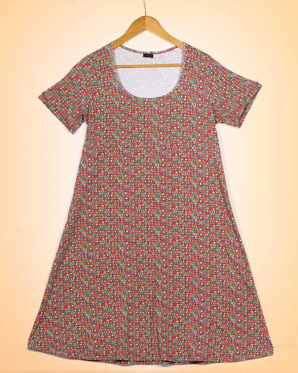 Vestit de màniga curta estampat en teixit de punt.