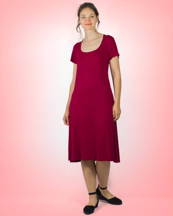 Vestido de punto manga corta y largo por la rodilla.