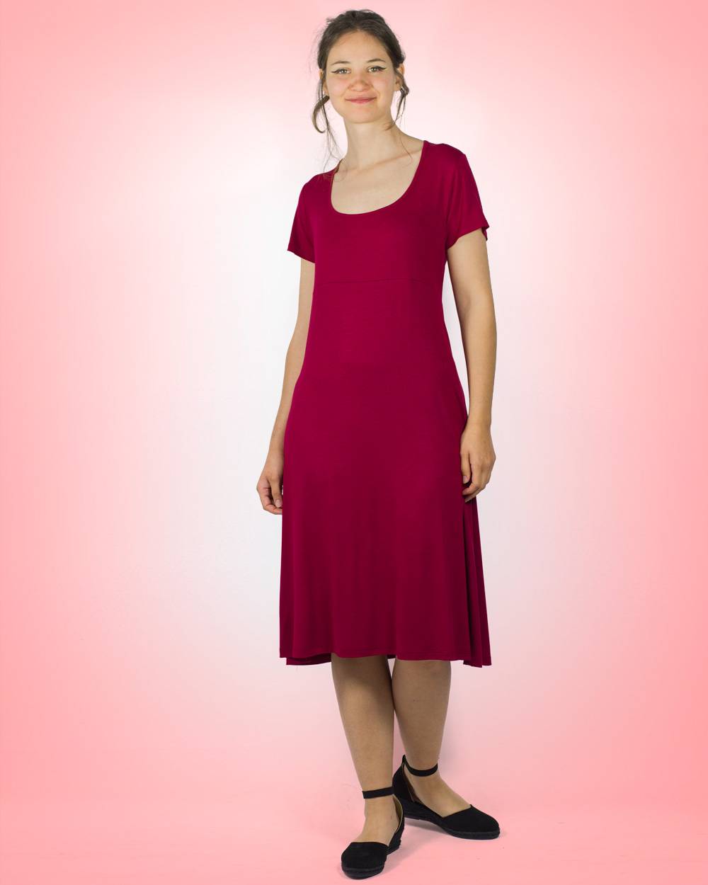 Vestido de punto manga corta y largo por la rodilla.