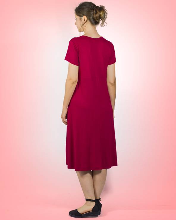 Vestido de punto manga corta y largo por la rodilla.
