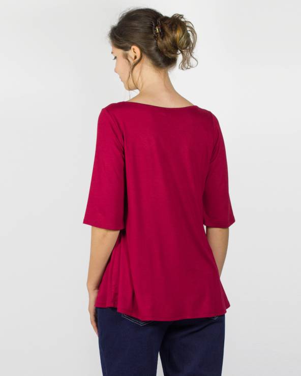 Camiseta fina de manga francesa y cuello redondo confeccionada en punto de viscosa.