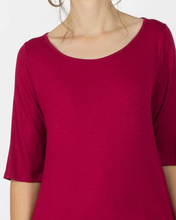 Camiseta fina de manga francesa y cuello redondo confeccionada en punto de viscosa.