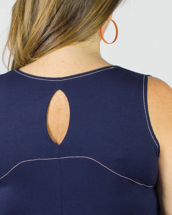 Vestido de punto por las rodillas con un cosido en el lateral.