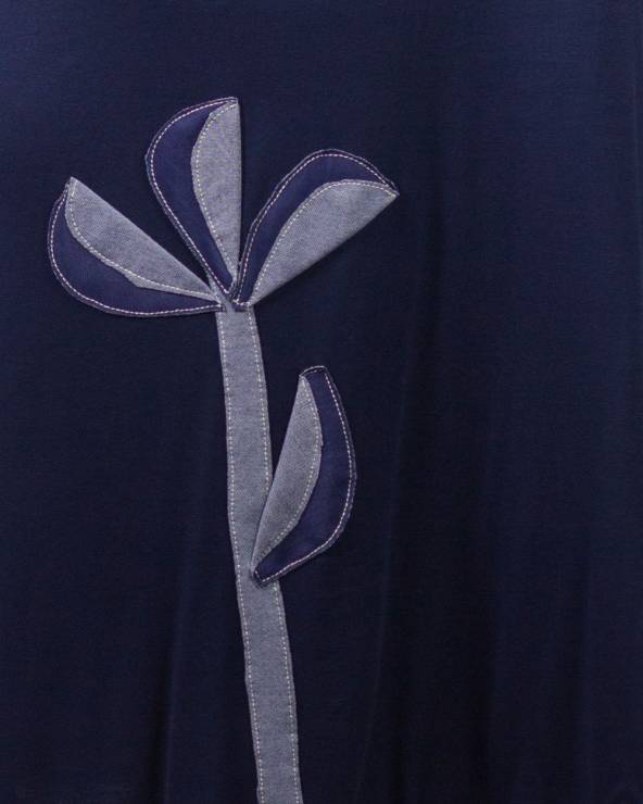 Vestido de punto por las rodillas con un cosido en el lateral.