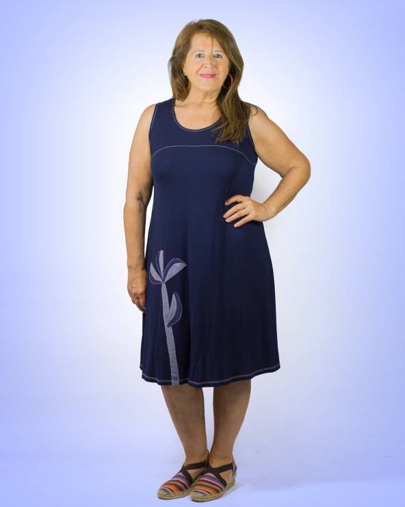 Vestido de punto por las rodillas con un cosido en el lateral.