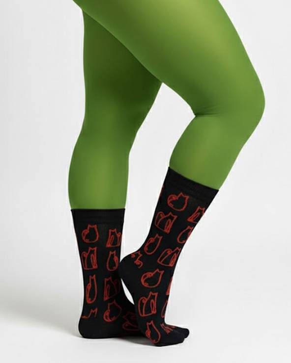 calcetines negros con diseño de gatos en rojo