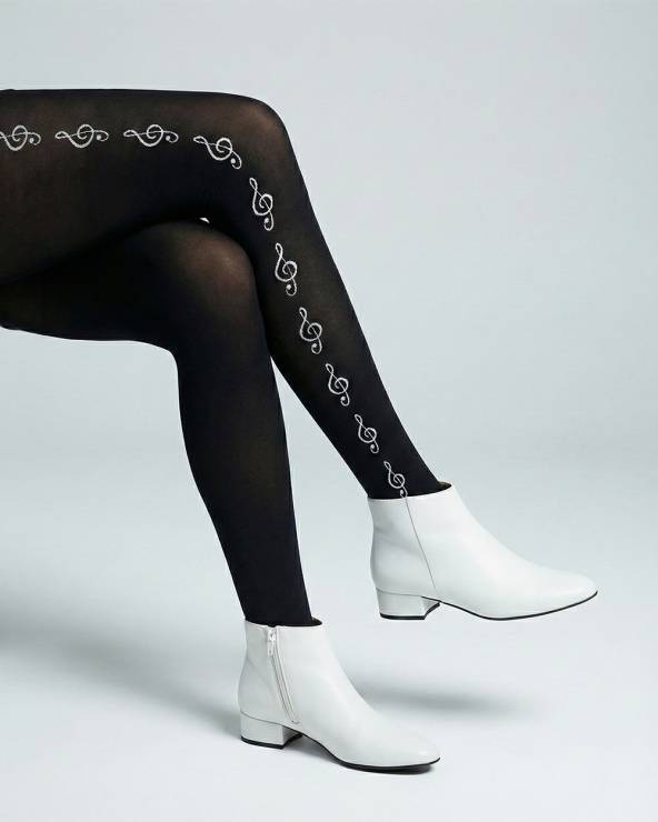 medias estampadas con una cenefa de clave de sol