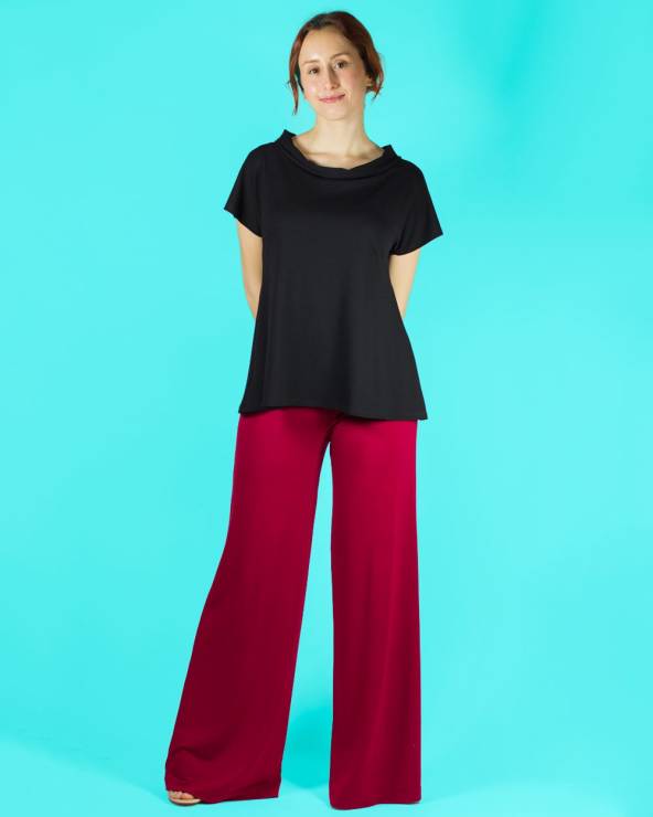 Samarreta bàsica negra de teixit de crepe amb pantalons vermells
