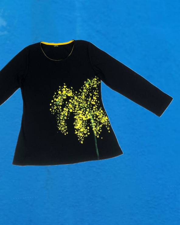 Camiseta negra de màniga llarga pintada amb una mimosa groga.