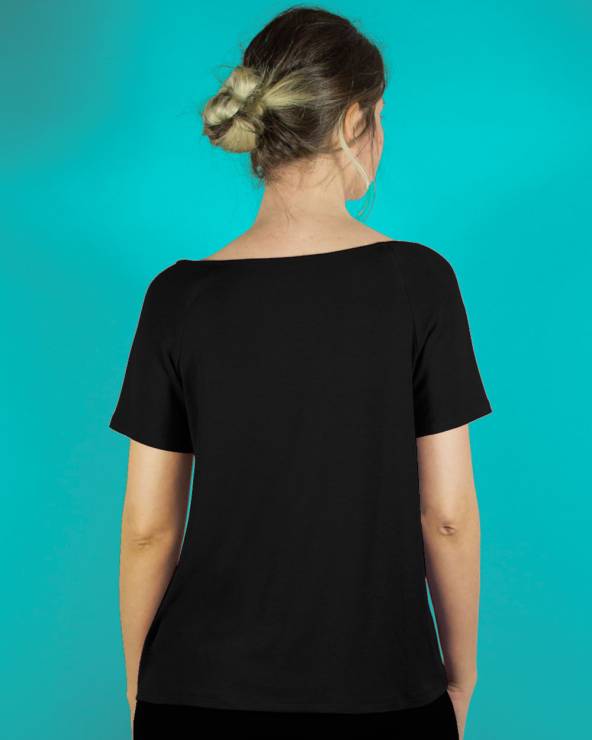 Camiseta básica negra de manga corta en tejido crepe viscosa.