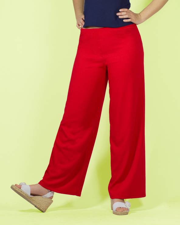Pantalón rojo de punto con goma en la cintura.