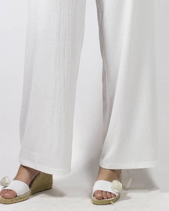Pantalón blanco de punto con goma en la cintura.